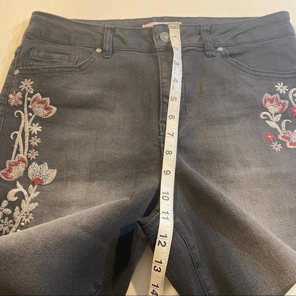 Artisan NY Size 8‎ Grey Denim Ankle Jeans W Asymmetrical Embroidered Flowers - Picture 5 of 12